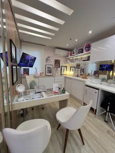 Dra. Aline Trombini em null